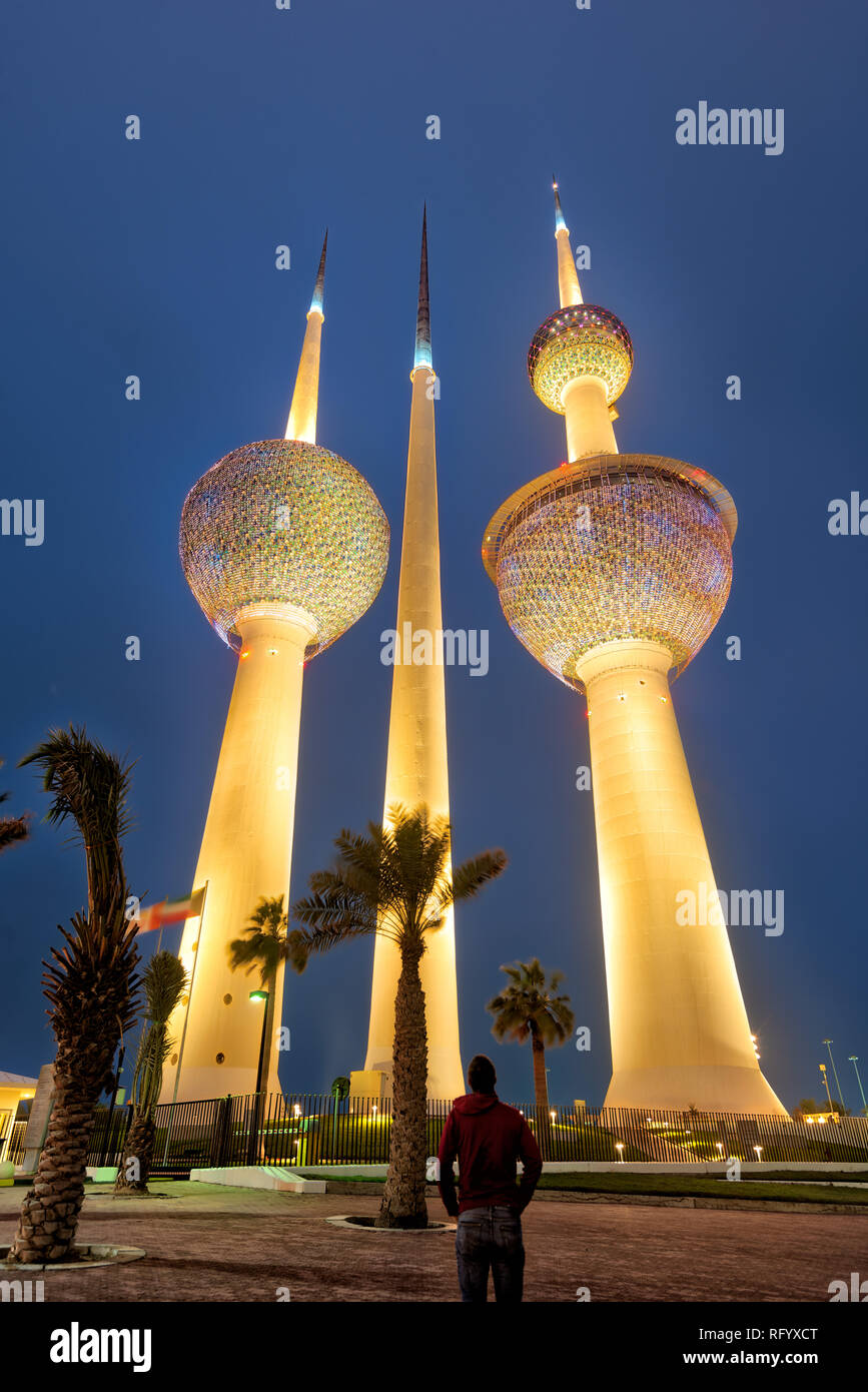 Koweït City Tour rougeoyante Skyline at night, prises au Koweït en décembre 2018 prises en hdr Banque D'Images
