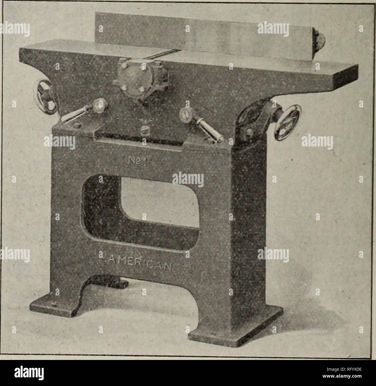 . Industries canadiennes forestières Janvier-juin 1912. L'exploitation forestière ; les forêts et la foresterie ; Produits forestiers ; l'industrie de pâte de bois ; industries du bois. N° 404 fraiseuse à grande vitesse et Matcher.-S. A. Woods Co. et leur progressivité explique pourquoi le bûcheron avec une machine à-jour peut avion une plus grande qualité de conseil et de plus qu'il pouvait sur trois machines quatre ou cinq ans en arrière. En raison de cela, nous trouvons l'industrie du bois en passant par ses plus re- marquables période écoulée depuis le début de la raboteuse. A l'heure actuelle, les exigences sont plus exigeants de- manded de la raboteuse Banque D'Images