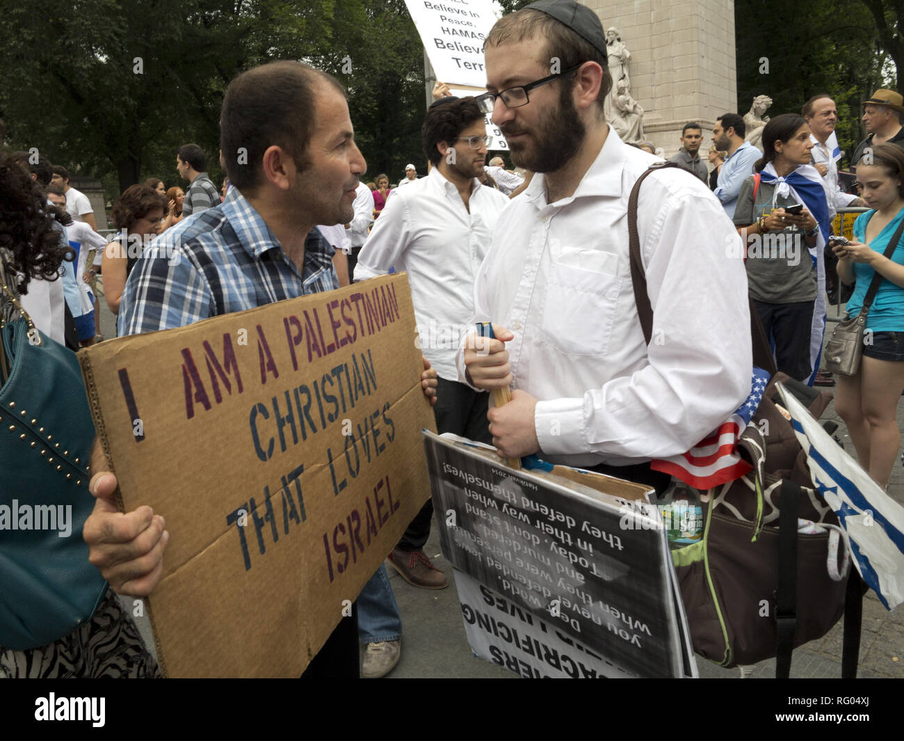 Les manifestants Pro-Israel rally près de Columbus Circle à New York pour soutenir Israël pendant la crise israélo-palestinienne, août1, 2014. Banque D'Images