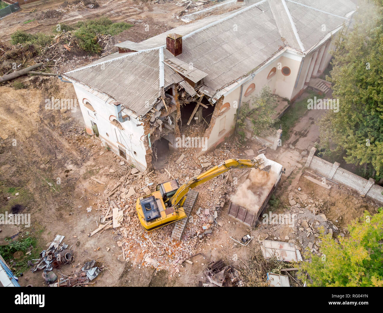 Vue aérienne du site de démolition de ruines et de débris. destruction de l'ancien bâtiment. chargement camion dumper pelle avec des débris Banque D'Images