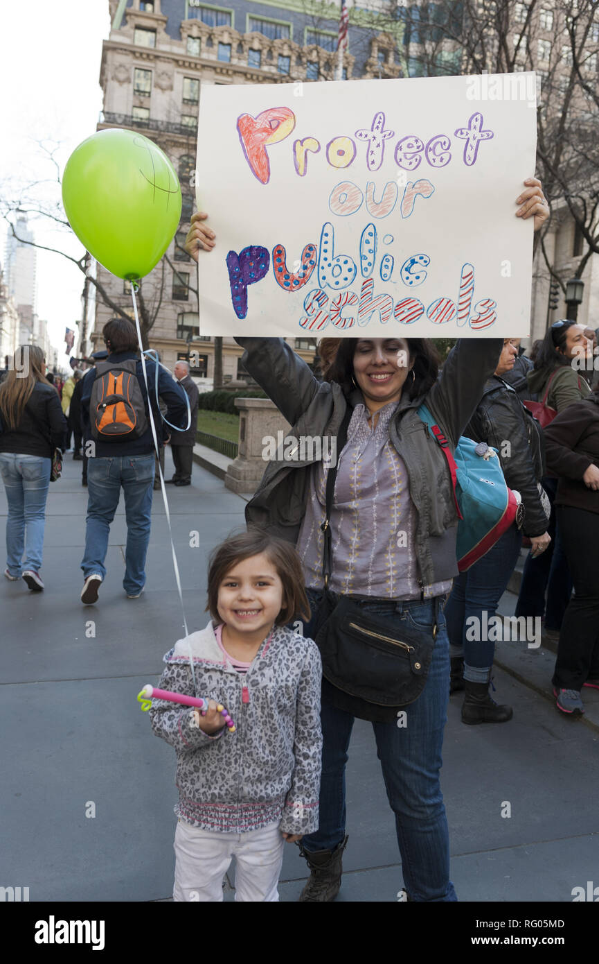 L'école publique de New York les parents, les élèves, les enseignants, et les membres de la communauté protester contre les écoles à charte en face de la Bibliothèque publique de New York à Manhatt Banque D'Images