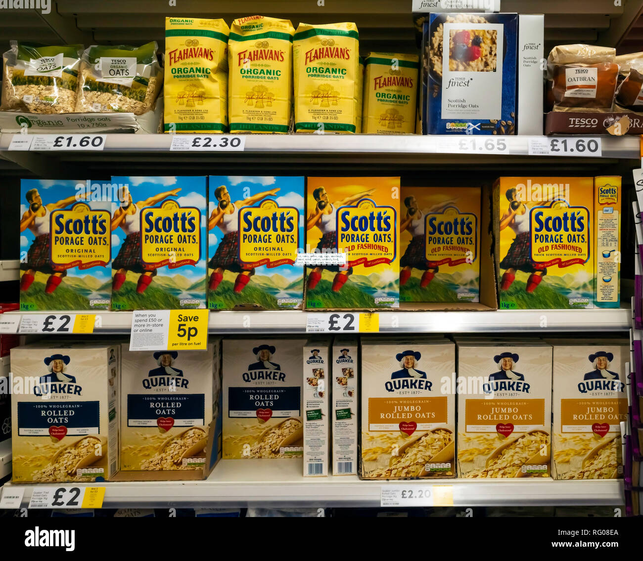 L'affichage des paquets de supermarché plusieurs marques de porridge d'avoine pour faire le petit-déjeuner populaire lave Banque D'Images