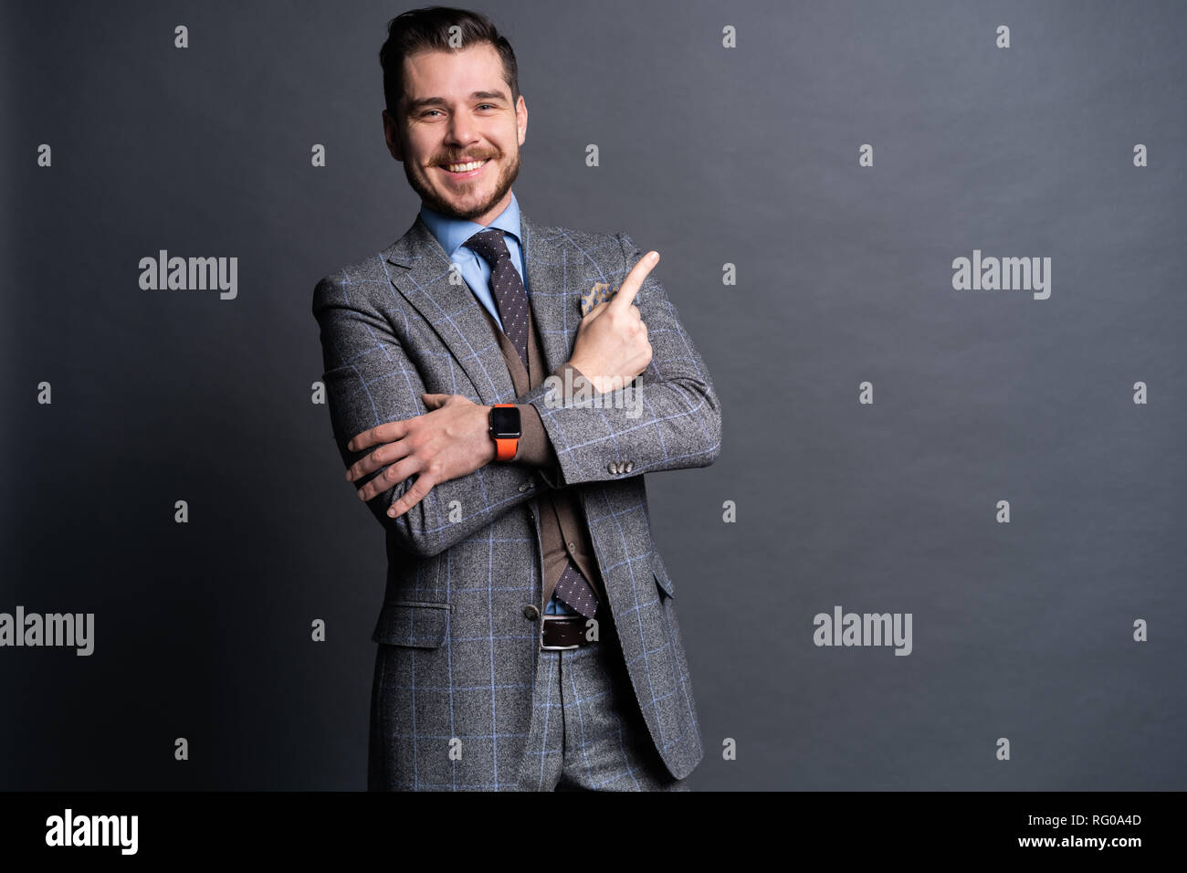 Smiling happy man making Présentation de nouveau produit. Banque D'Images