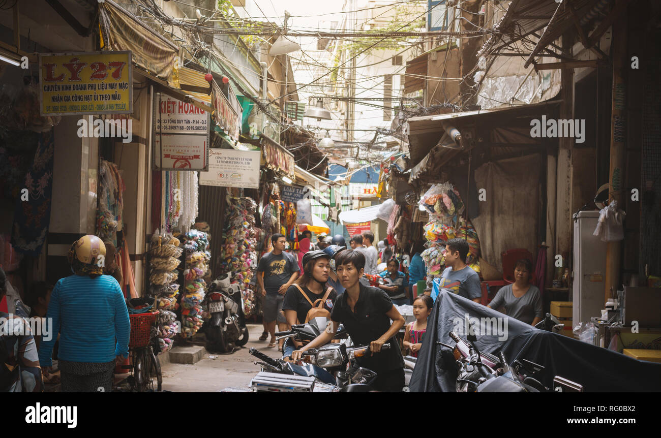 Marché de rue asiatique bondé occupé au Vietnam Banque D'Images