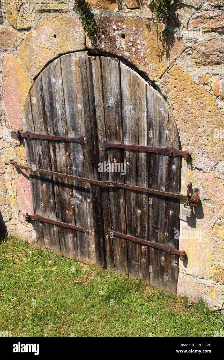 Vieille porte avec arch dans un mur de briques Banque D'Images