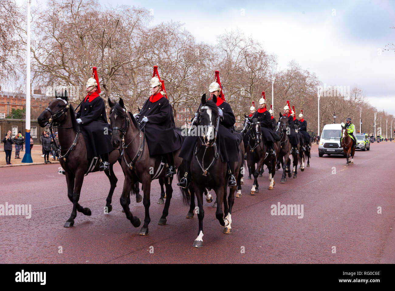 Londres, Angleterre - le 23 janvier 2019. Les membres de la Gardes Queens balade le long de la Mall après leur relève quotidienne de la garde des cérémonies à th Banque D'Images