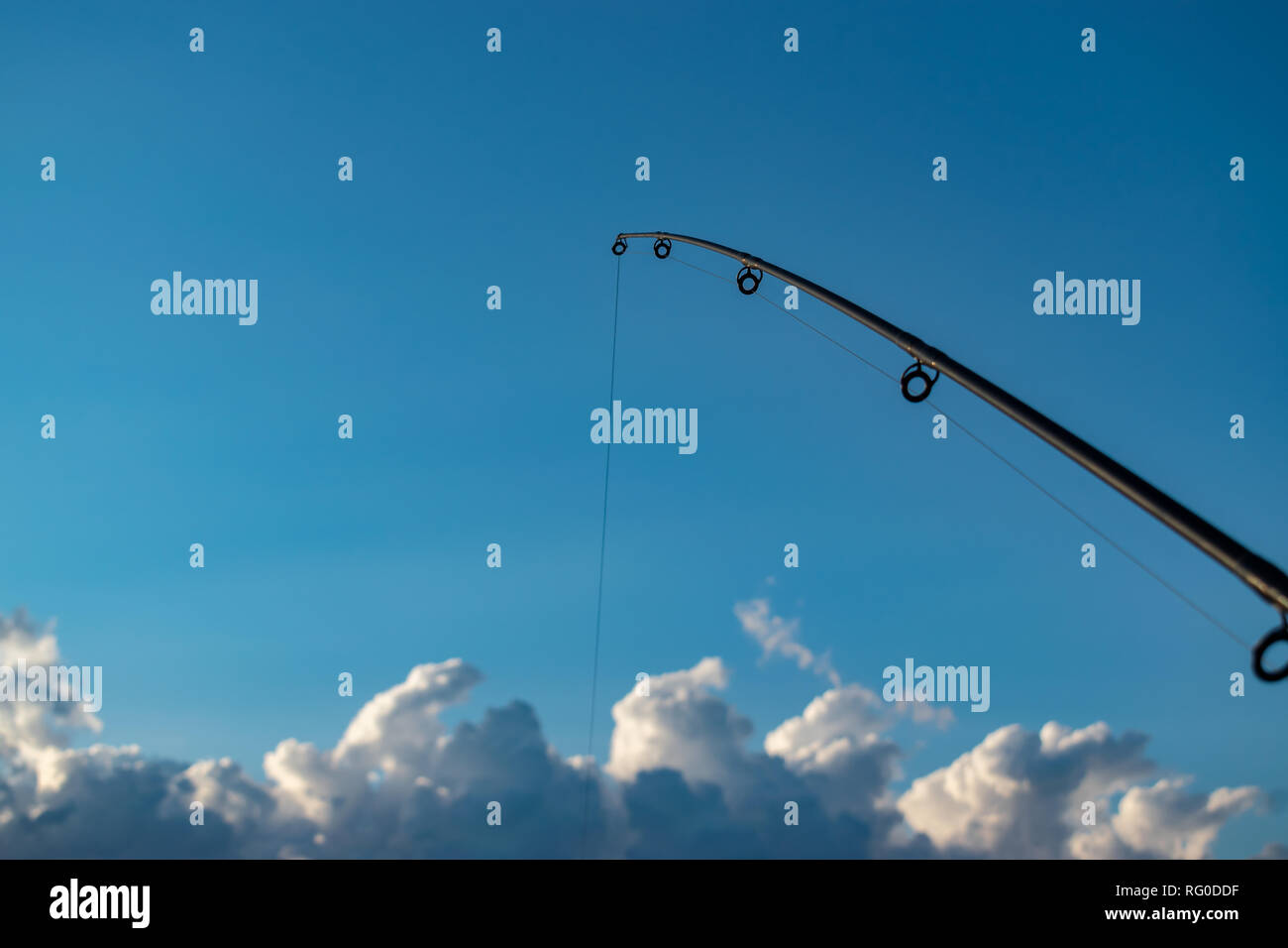 Vue de la canne à pêche sur le fond bleu du ciel et nuages blancs.Abstract background. Banque D'Images
