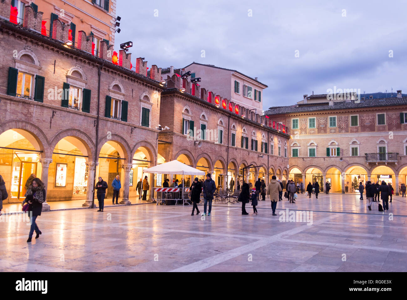 Ascoli Piceno, Italie - Décembre 2018 : personnes à pied en hiver sur la Piazza del Popolo, la place principale de la ville de Ascoli Piceno, Marches, Italie. Banque D'Images