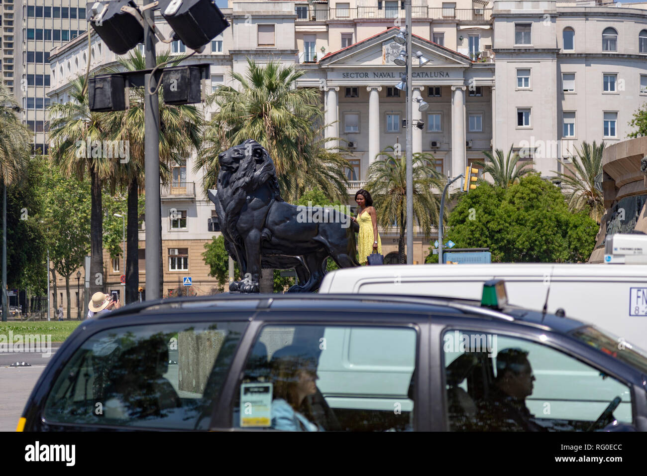 Statue de lion à la base du monument à Christophe Colomb, Barcelone, Catalogne, Espagne, Europe Banque D'Images