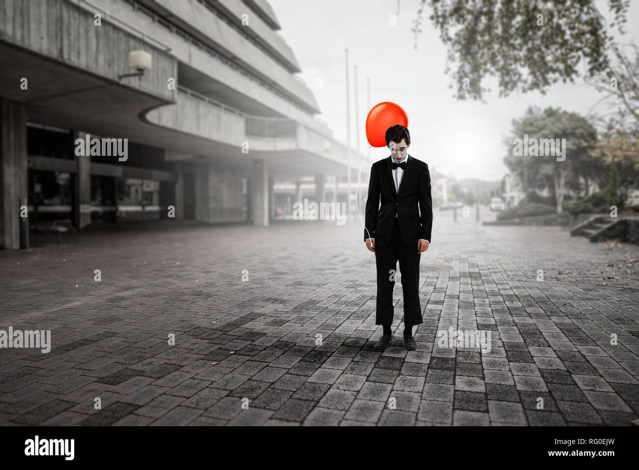 Mime l'homme en costume noir à la colère. Technique mixte Banque D'Images