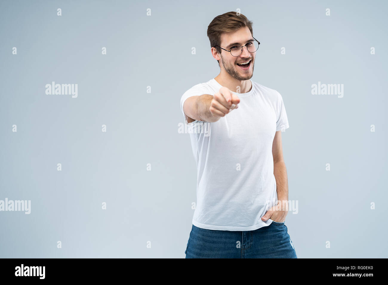 Smiling homme pointant son doigt pour vous Banque D'Images