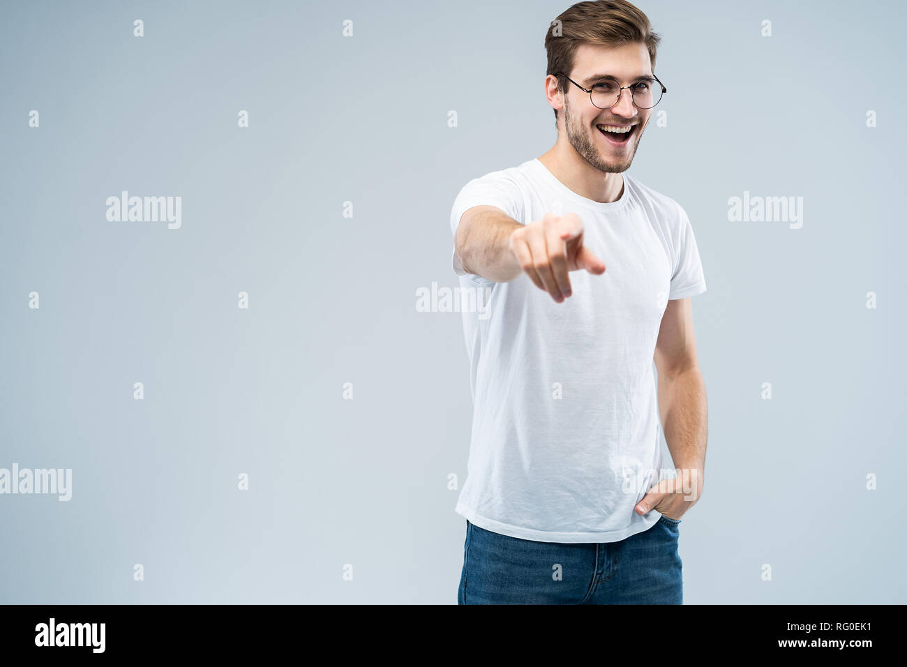 Smiling homme pointant son doigt pour vous Banque D'Images