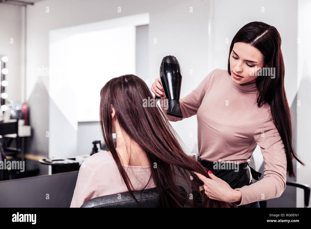 Belle Jeune femme tenant ses clients hair Banque D'Images