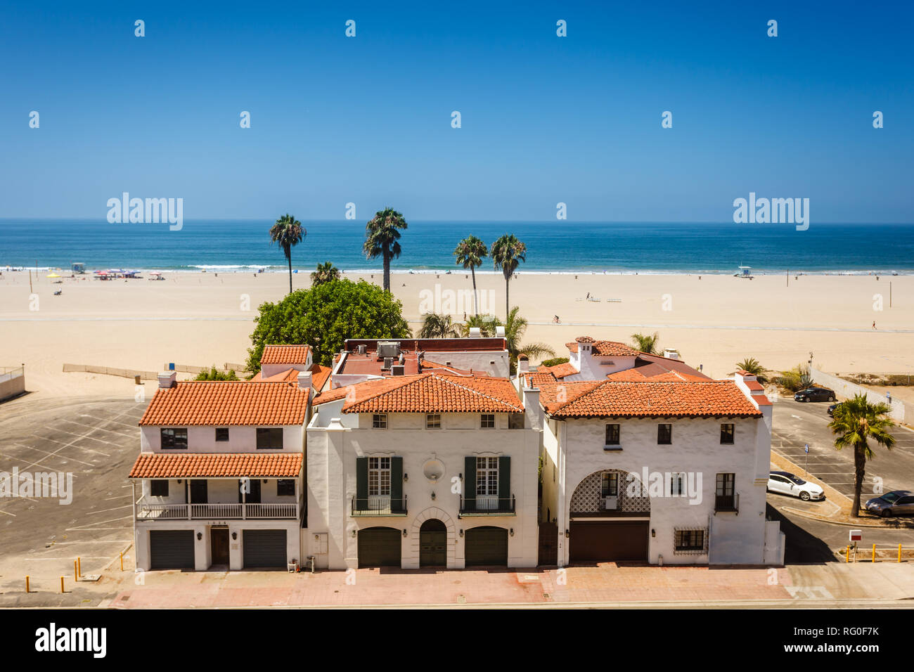 Plage de sable de Santa Monica avec les maisons d'été dans un style colonial sur l'avant-plan Banque D'Images