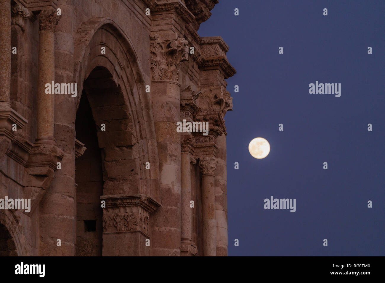 L'architecture ancienne détaillé à la nuit avec la pleine lune de Jerash à Amman, Jordanie Banque D'Images
