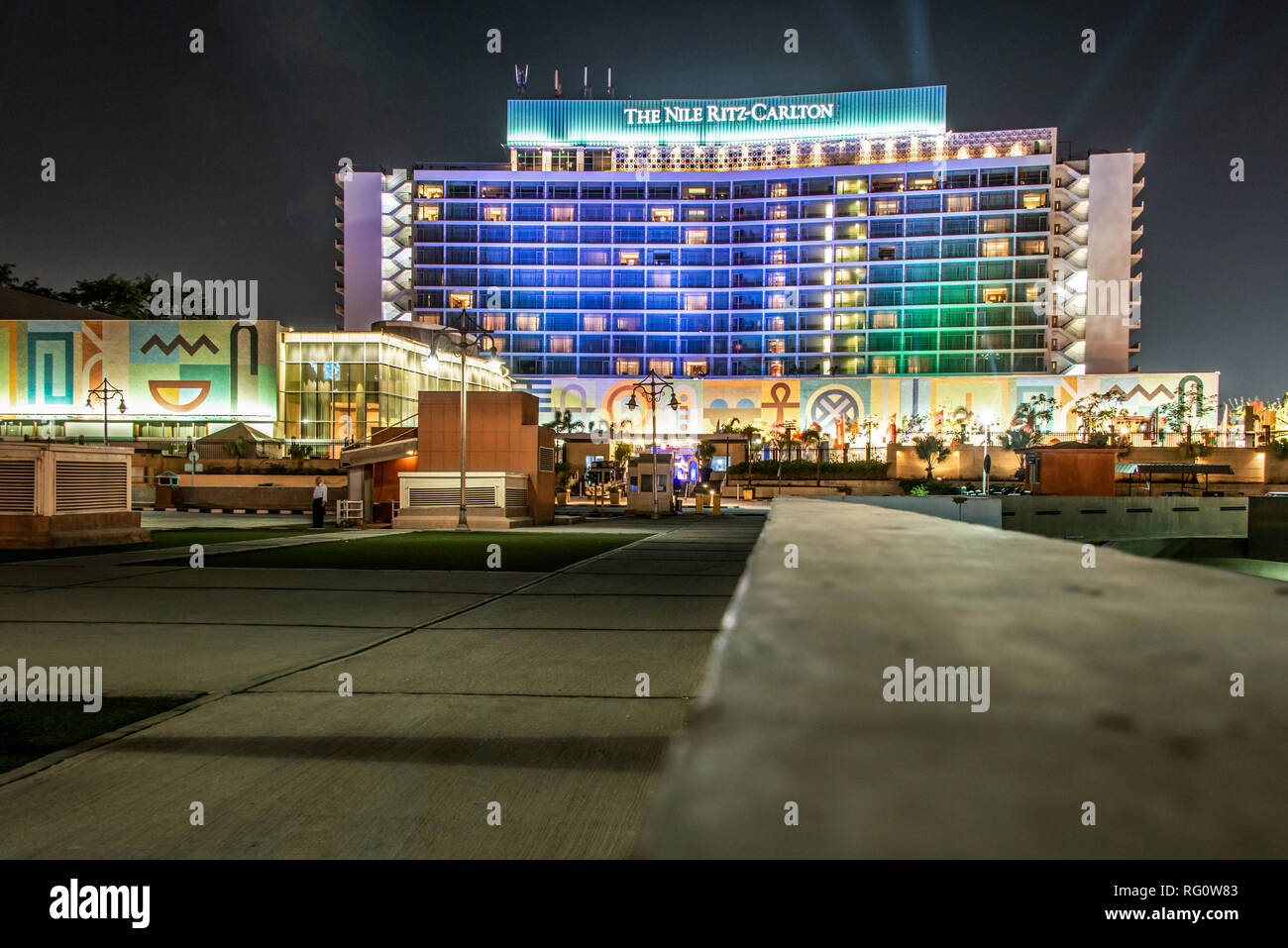 Le Caire, Égypte - Le Caire 25.05.2018 skyline montrant le Nil d'un Ritz Carlton illuminé la nuit Banque D'Images