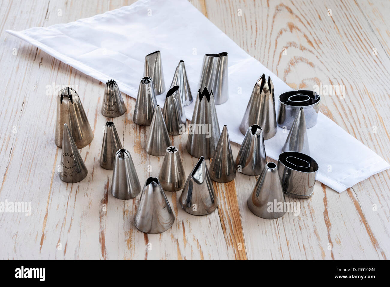 Jeu de buses de tuyauterie en acier inoxydable, avec une poche à douille. Outils de décoration fondant. Banque D'Images