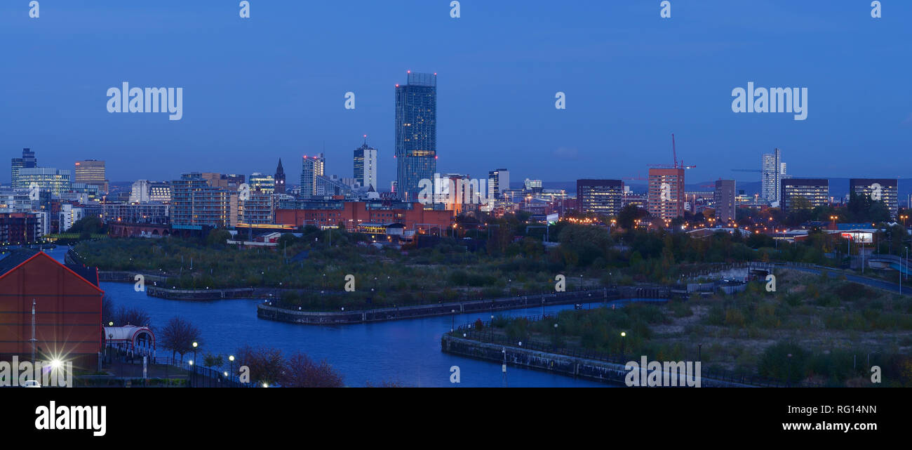 Une soirée vue panoramique du centre-ville de Manchester UK Banque D'Images