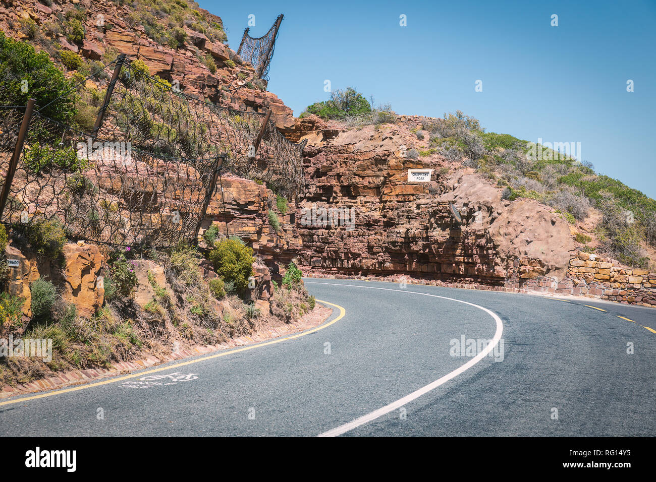 Chapmans Peak route panoramique construite à travers les rochers en Afrique du Sud Banque D'Images