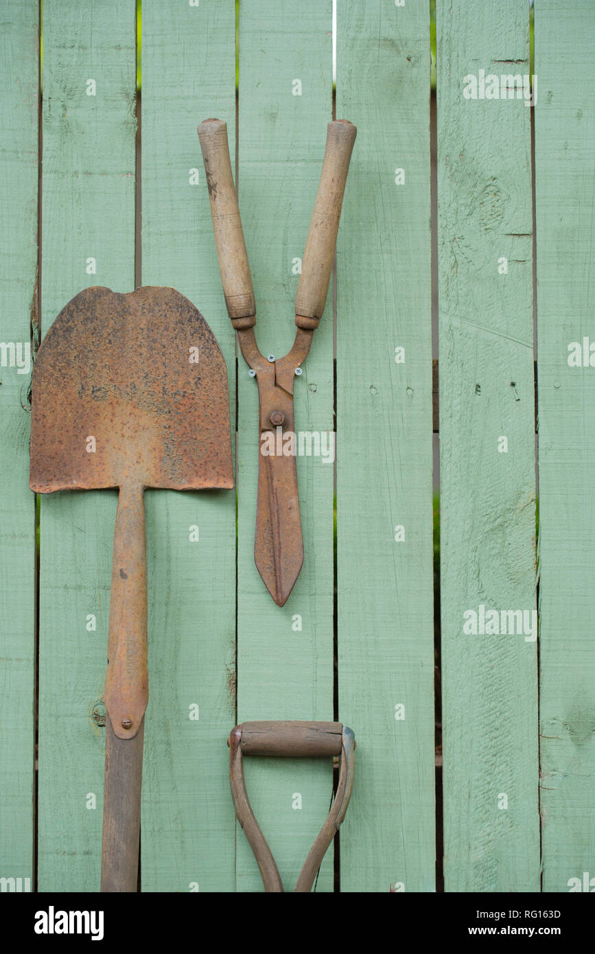 Vieux outils de jardin Banque de photographies et d'images à haute  résolution - Alamy