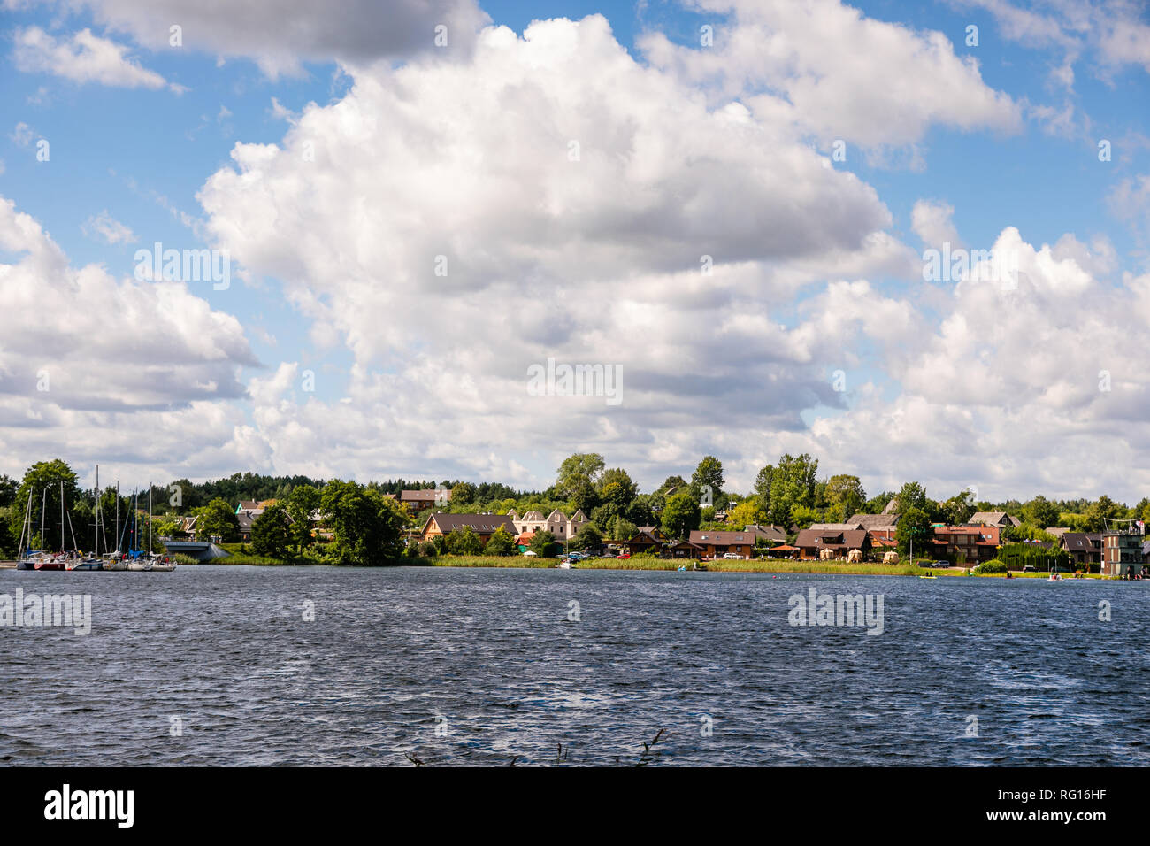 TRAKAI, LITUANIE : Uzutrakis manor sur le conseil d'Galves lac près de la ville de Trakai. Banque D'Images