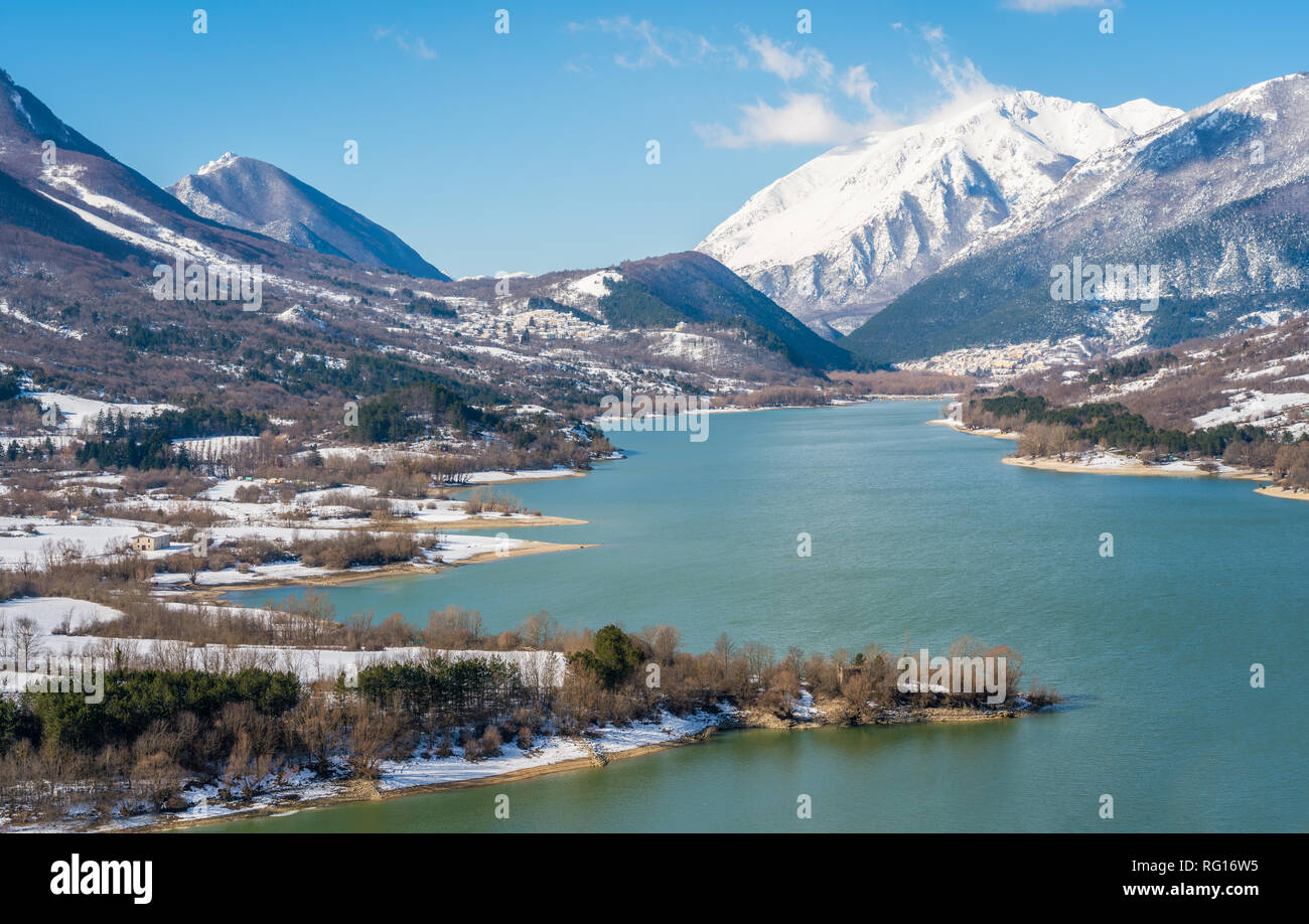 Barrea Lac sur un matin d'hiver ensoleillé. Abruzzo, Italie. Banque D'Images