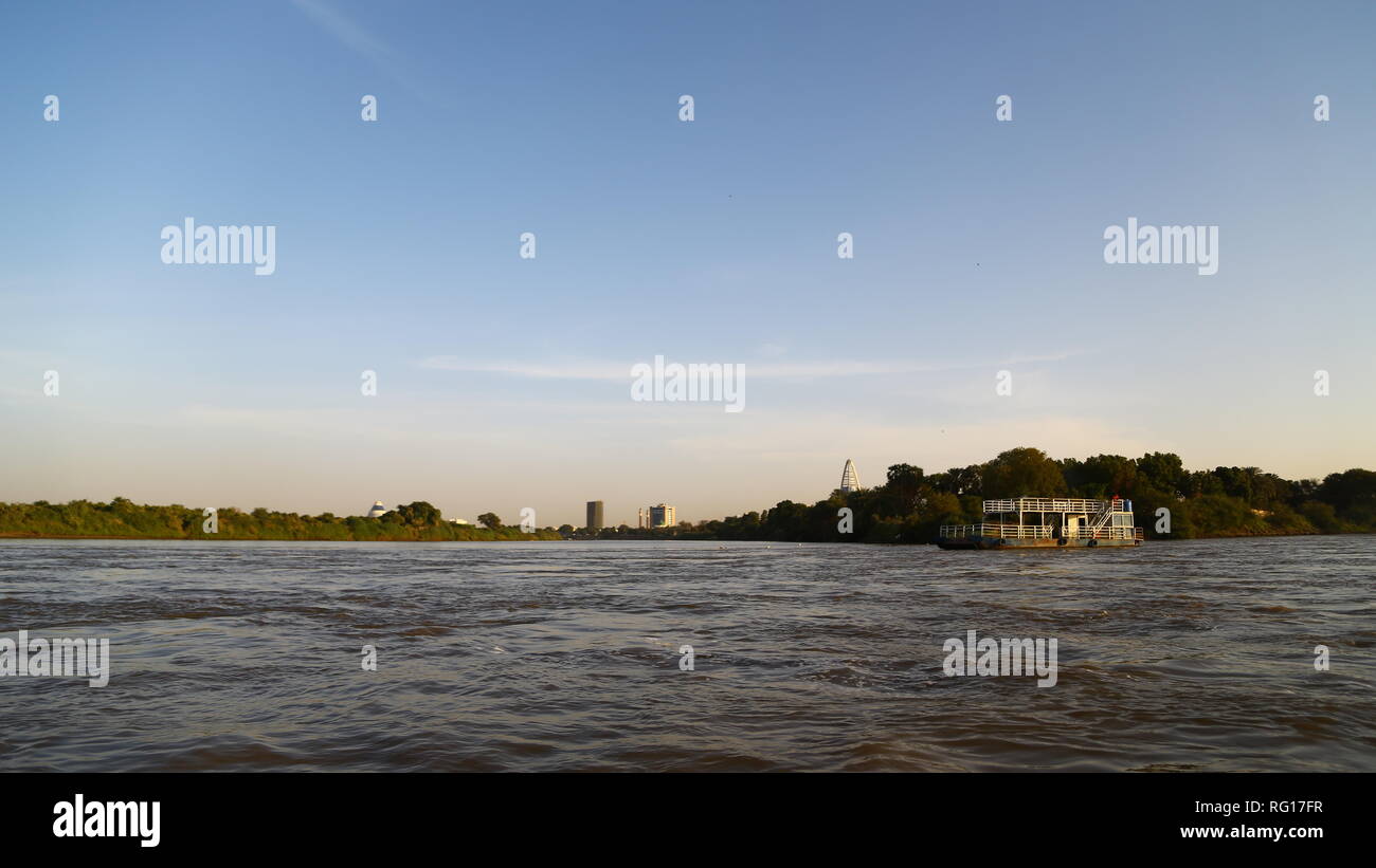 Blur au Soudan la croisière dans le livre blanc sur le blue nilo nilo le bateau l'eau et lever du soleil Banque D'Images