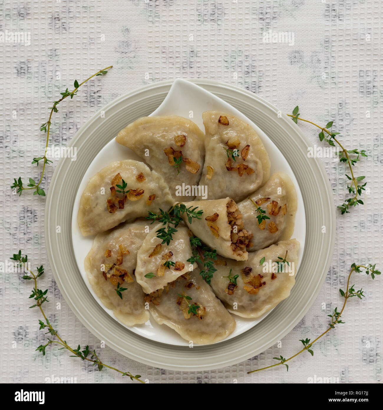 Quenelles avec le sarrasin du porridge et des oignons frits. C'est une nourriture très populaire en Pologne Banque D'Images