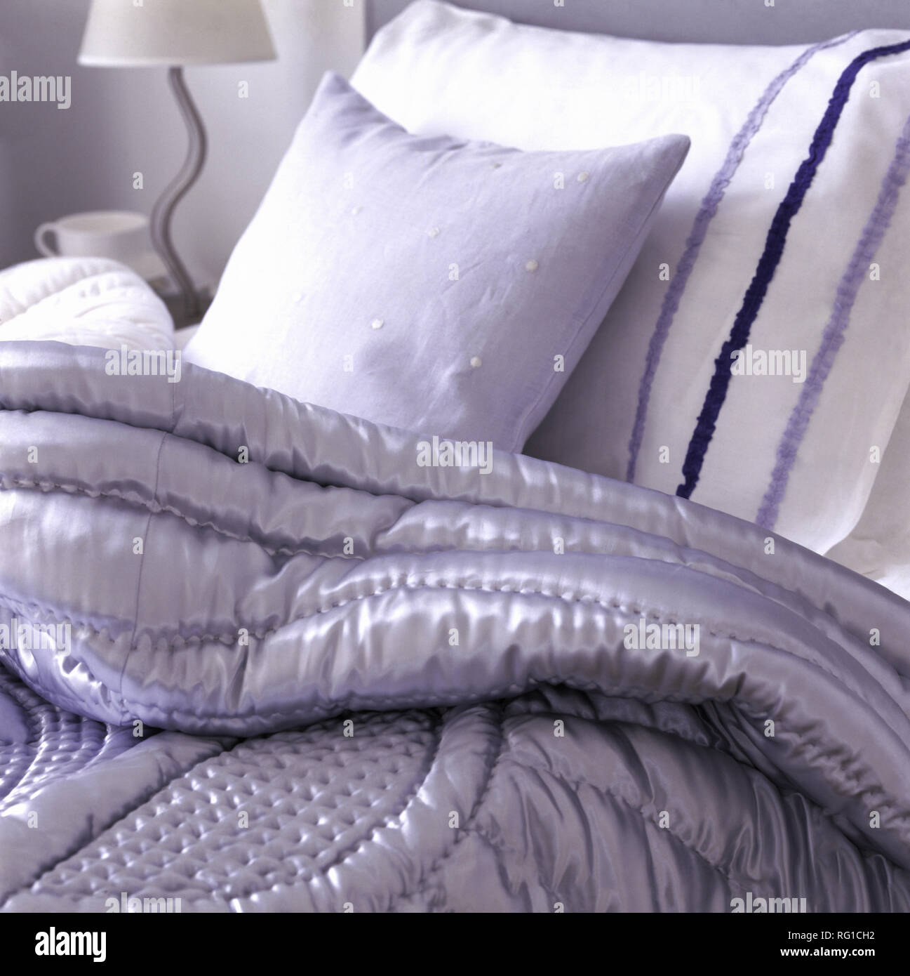 Satin gris pâle avec Couette et oreiller coussin tonifiant Photo Stock -  Alamy