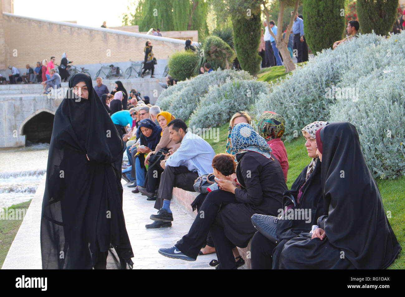 Peuple iranien le long de la rivière Zayanderud à Isfahan, Iran Banque D'Images