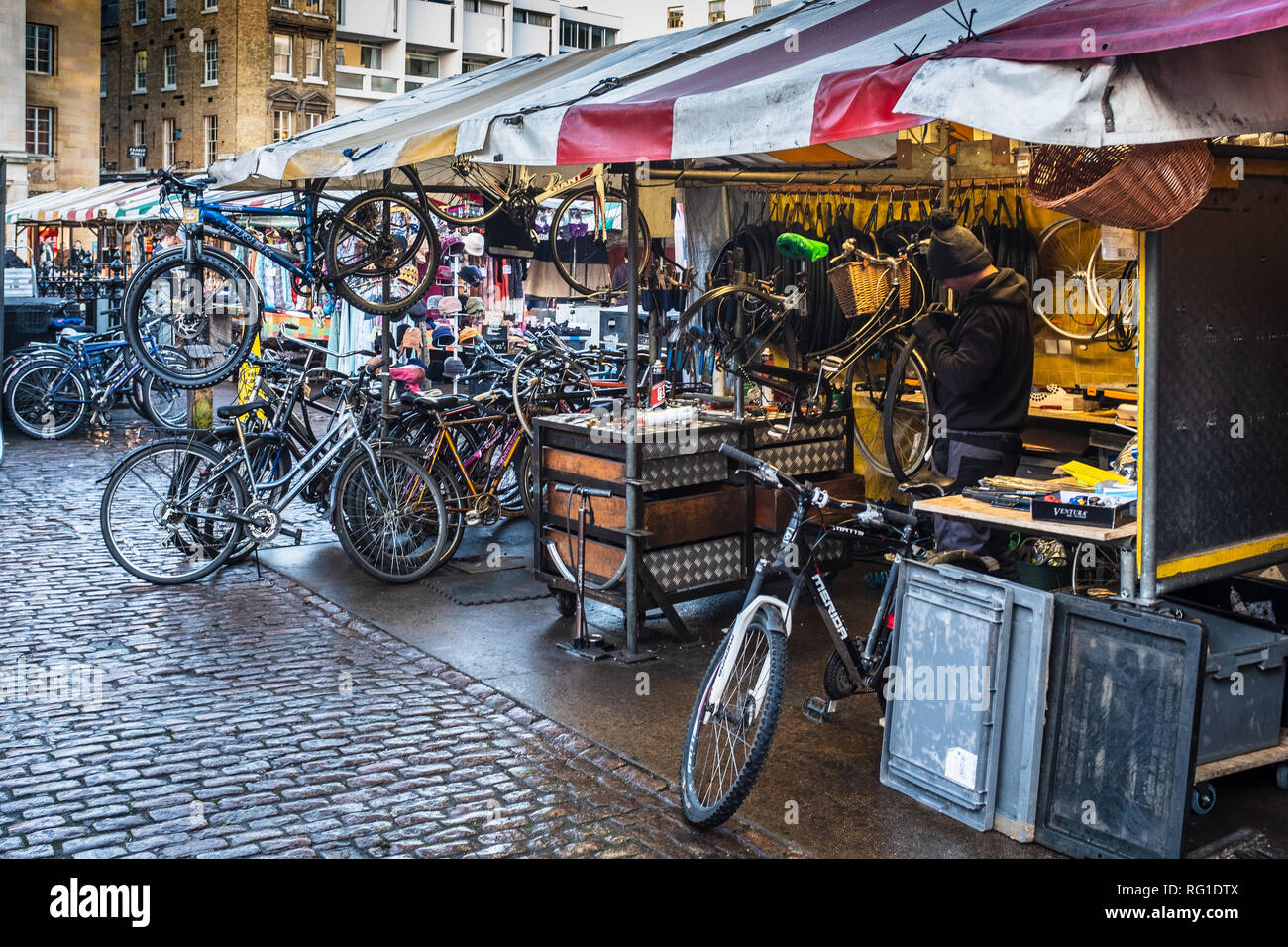 Réparation de vélo sur le décrochage du marché de Cambridge propose même jour la réparation de bicyclettes Banque D'Images