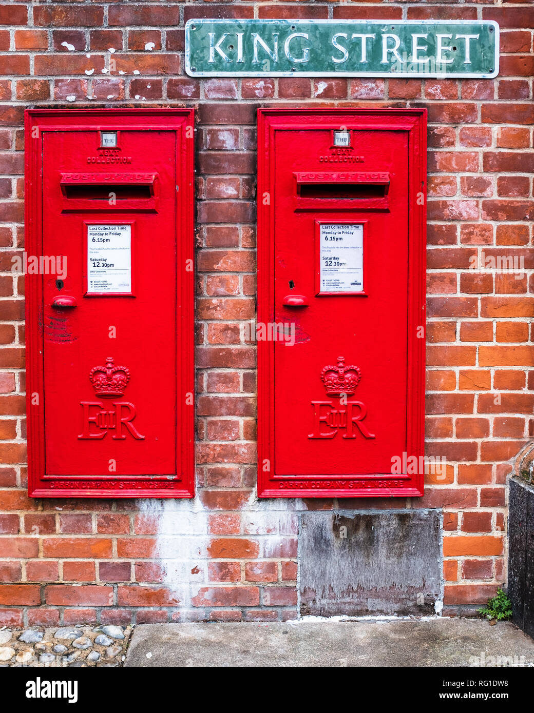 - Deux boîtes aux lettres Royal Mail Royal Mail encastré dans un mur dans la rue King Thetford UK Banque D'Images