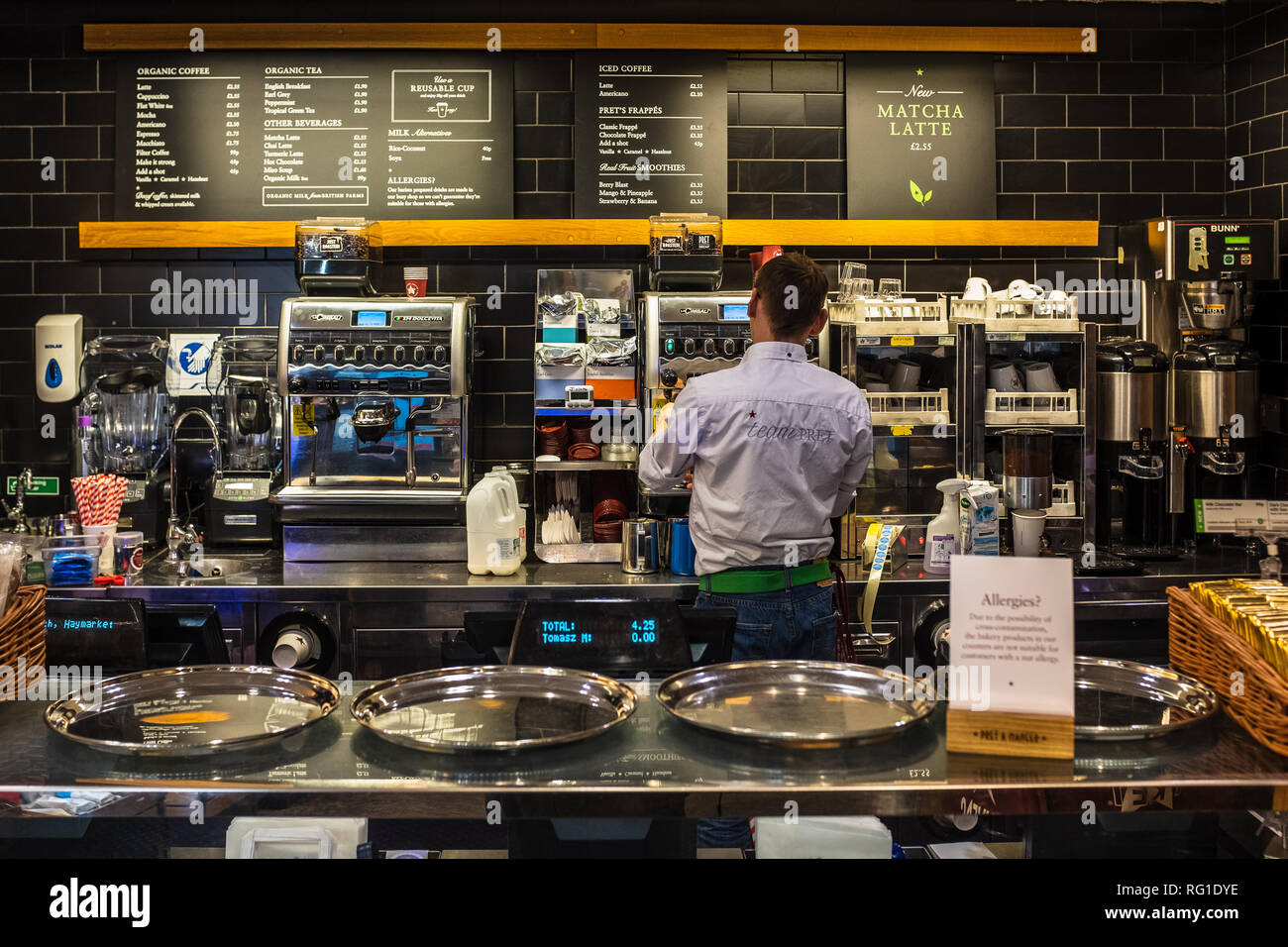 Pret a manger avec comptoir de service à thé / café barista - Pret est un restaurant fast food chain Banque D'Images