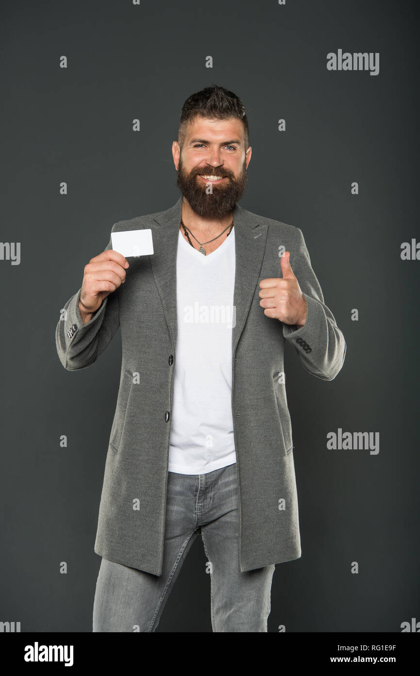 Confident businessman in suit. L\u0027homme brutal avec barbe