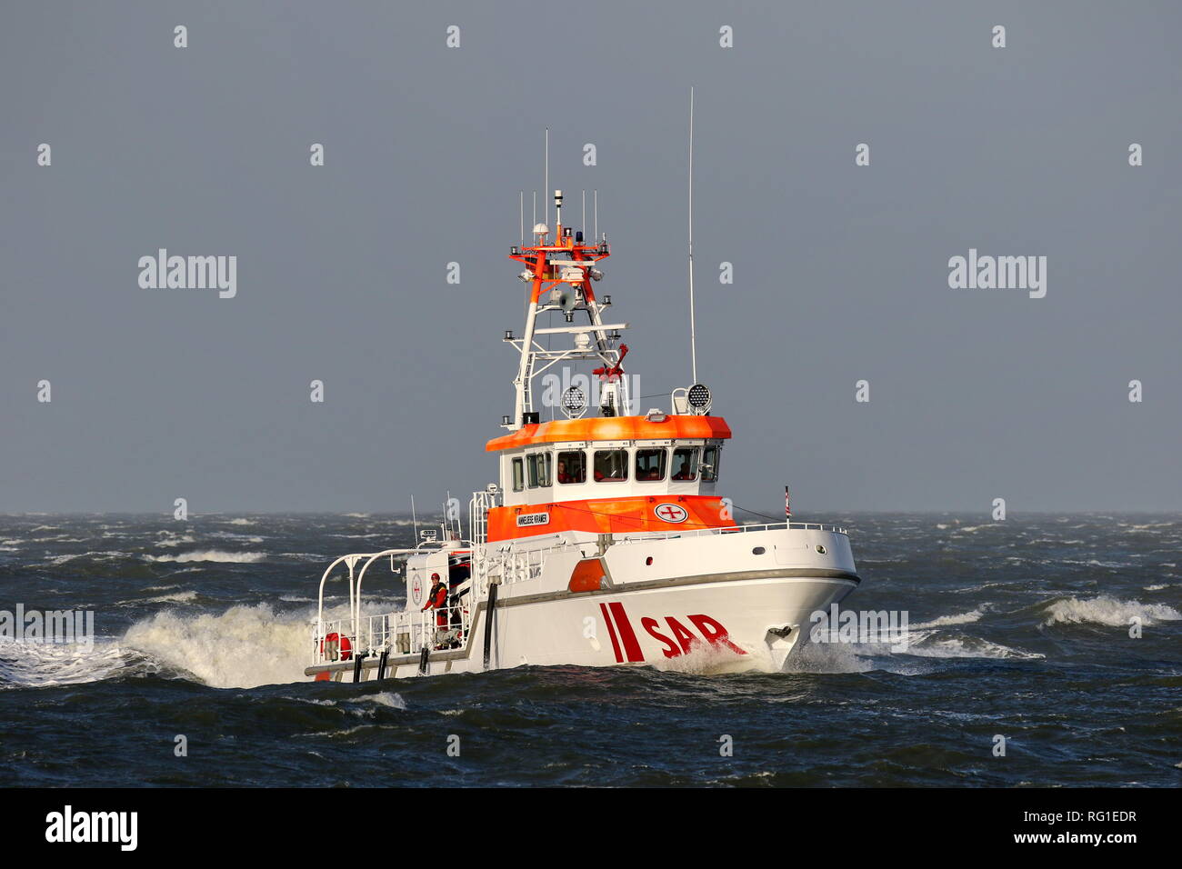 Le navire de sauvetage Anneliese Kramer passe le 1er janvier 2019 le port de Cuxhaven dans une mer agitée. Banque D'Images