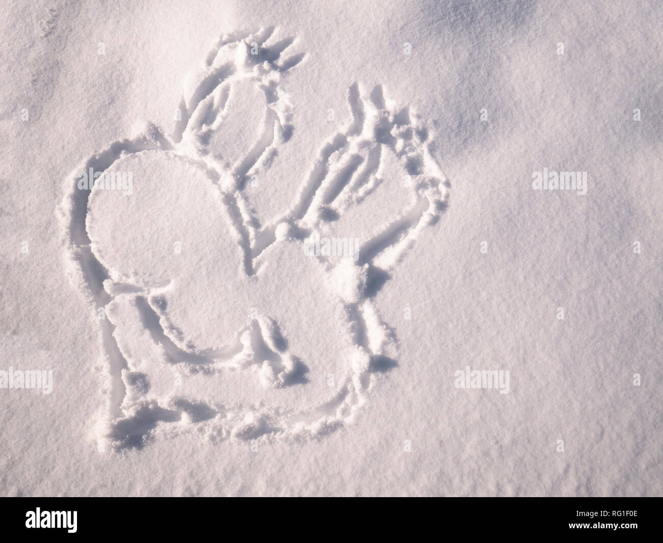 Emoji sourire peint sur la neige, close-up, vue du dessus Banque D'Images