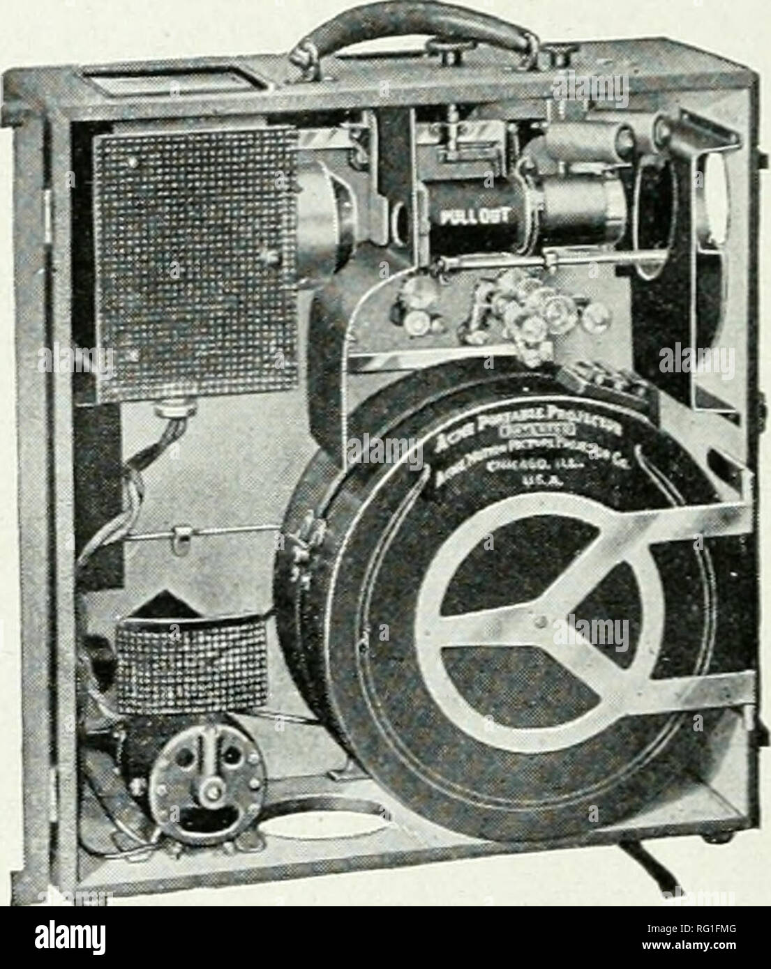 . Journal canadien des forêts. Les forêts et la foresterie -- Canada Périodiques. L'usine Dynelectric otily La lumière électrique pesant 200 livres, donner 900 wiU watts d'électricité. Cet équipement fonctionne avec d'excellents résultats. pour la projection de films.. L'Acme Motion Photo Projecteur projet 10 x 12 pied photo. Équiper- ped avec coffre ignifuge magazine. A 1 000 pieds de bobines de film standard. Refroidissement par ventilateur à entraînement par moteur au-dessus de l'équipement est identique à celui utilisé sur les tours de l'Association forestière canadienne Les Voitures.. Pour l'écriture circulaire descriptif. Photographies des magasins. Veuillez noter que le Banque D'Images