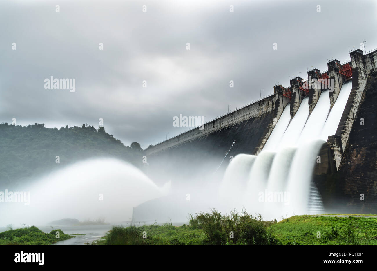 L'eau du barrage de l'eau qui déborde sur le haut de dam Banque D'Images