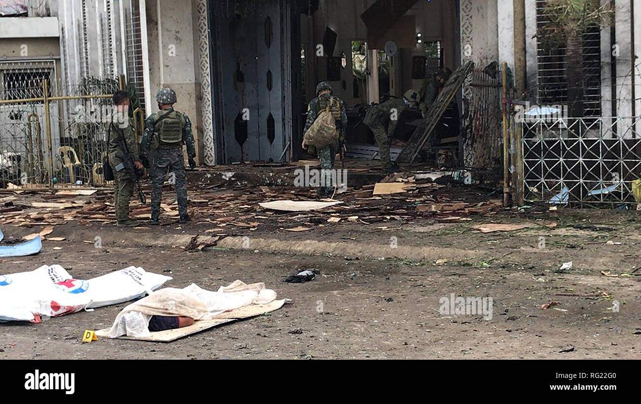 La Province de Sulu, aux Philippines. 27 Jan, 2019. Le personnel militaire regarde les débris de la scène d'explosion à l'intérieur d'une église sur l'île de Jolo dans la province de Sulu, les Philippines, Janvier 27, 2019. Vingt personnes, dont cinq soldats de l'armée, ont été tués et 111 autres blessés dimanche que deux explosions se sont déroulées à l'intérieur et près de l'entrée d'une église catholique romaine sur l'île de Jolo, dans le sud de la province de Sulu, Philippine, a annoncé la police. Credit : Stringer/Xinhua/Alamy Live News Banque D'Images