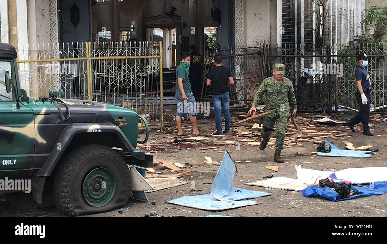 La Province de Sulu, aux Philippines. 27 Jan, 2019. Policiers et militaires sur les débris de la scène d'explosion à l'intérieur d'une église sur l'île de Jolo dans la province de Sulu, les Philippines, Janvier 27, 2019. Vingt personnes, dont cinq soldats de l'armée, ont été tués et 111 autres blessés dimanche que deux explosions se sont déroulées à l'intérieur et près de l'entrée d'une église catholique romaine sur l'île de Jolo, dans le sud de la province de Sulu, Philippine, a annoncé la police. Credit : Stringer/Xinhua/Alamy Live News Banque D'Images