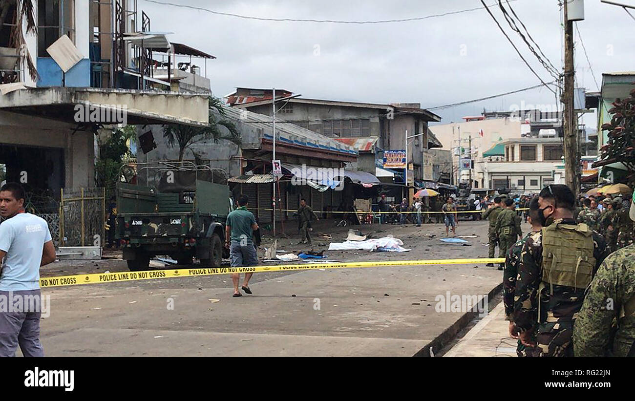 La Province de Sulu, aux Philippines. 27 Jan, 2019. Le personnel militaire regarde les débris de la scène d'explosion à l'extérieur d'une église de l'île de Jolo dans la province de Sulu, les Philippines, Janvier 27, 2019. Vingt personnes, dont cinq soldats de l'armée, ont été tués et 111 autres blessés dimanche que deux explosions se sont déroulées à l'intérieur et près de l'entrée d'une église catholique romaine sur l'île de Jolo, dans le sud de la province de Sulu, Philippine, a annoncé la police. Credit : Stringer/Xinhua/Alamy Live News Banque D'Images