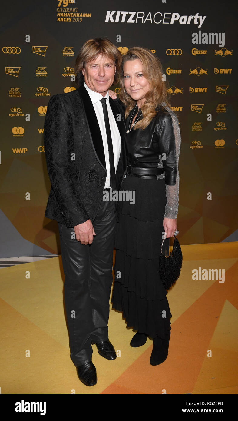 Kitzbühel, Autriche. 26 janvier 2019. Le chanteur Hansi Hinterseer et sa femme Romana viennent à la course de Kitzbühel partie. Cet événement a lieu traditionnellement dans la zone d'arrivée de la course du Hahnenkamm. Photo : Felix Hörhager/dpa dpa : Crédit photo alliance/Alamy Live News Crédit : afp photo alliance/Alamy Live News Banque D'Images