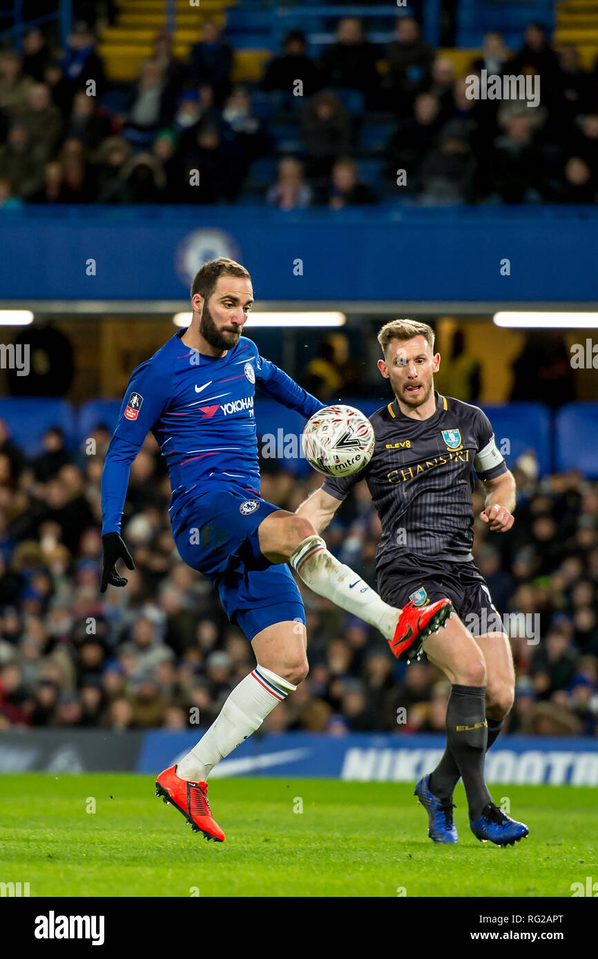 Londres, Royaume-Uni. 27 janvier 2019. Gonzalo Higuain de Chelsea lors de la la FA Cup Quatrième ronde match entre Chelsea et de Sheffield mercredi à Stamford Bridge, Londres, Angleterre le 27 janvier 2019. Photo par Salvio Calabrese. Usage éditorial uniquement, licence requise pour un usage commercial. Aucune utilisation de pari, de jeux ou d'un seul club/ligue/dvd publications. Credit : UK Sports Photos Ltd/Alamy Live News Banque D'Images