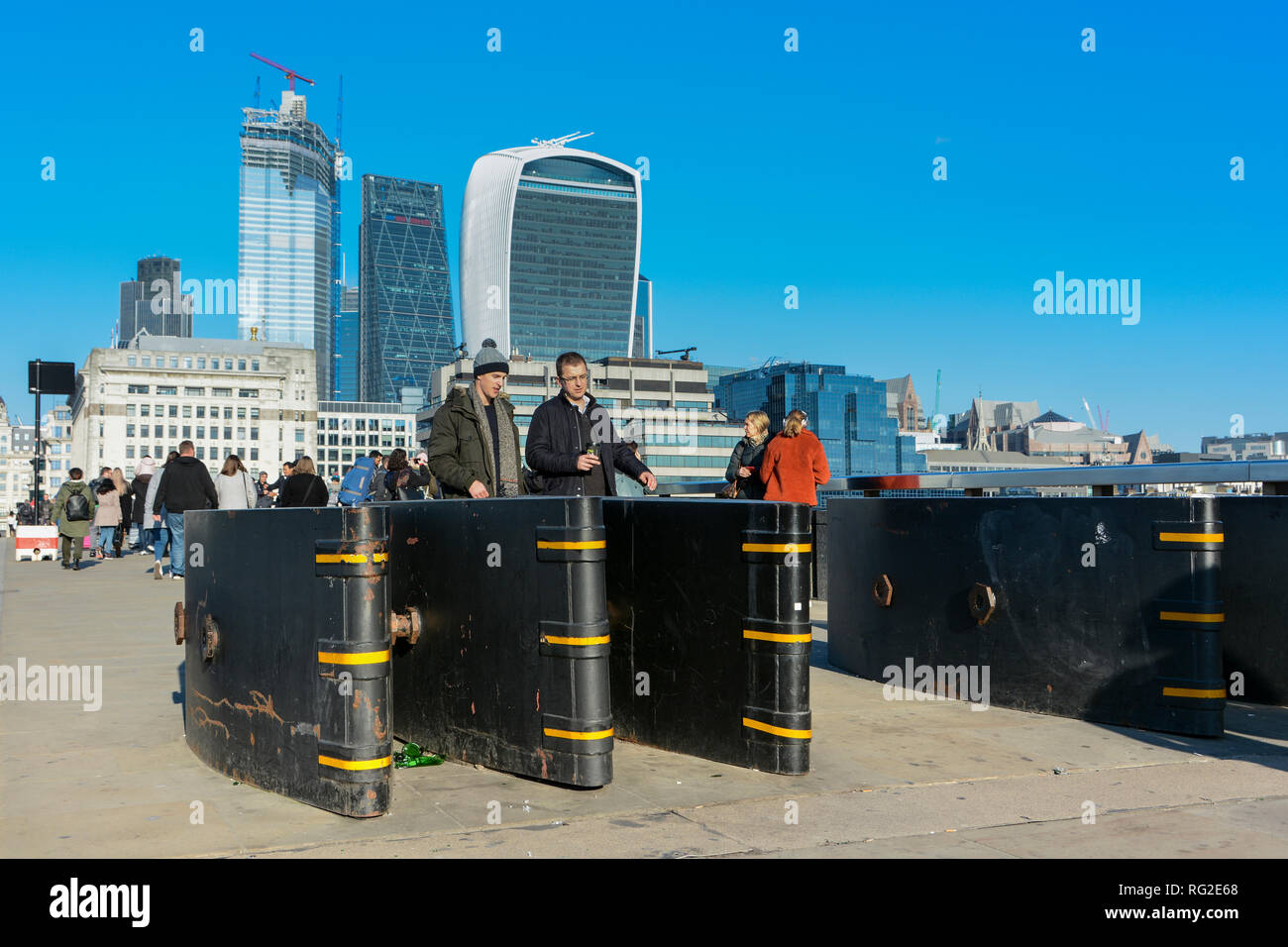 Le Pont de Londres et de sécurité barrières anti-terrorisme Banque D'Images