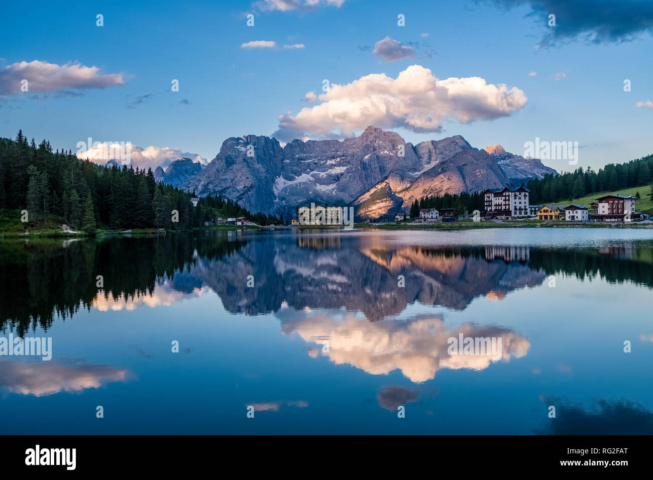 Le lac de Misurina, Lago di Misurina avec mountain Sorapiss, Punta Sorapiss, miroir dans l'eau Banque D'Images