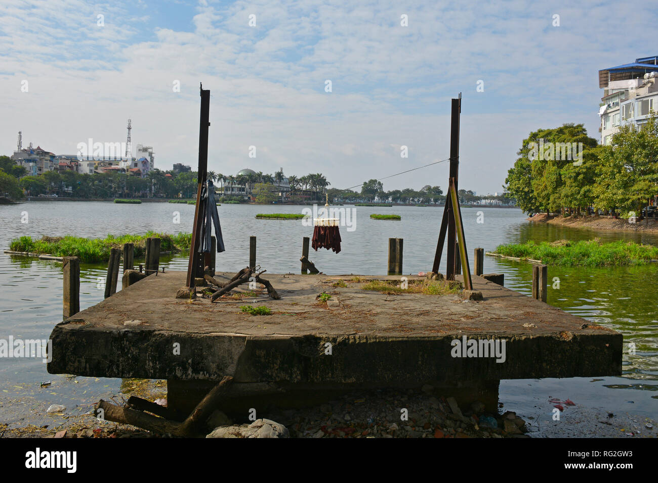 Lave laissés sécher sur la rive du lac de l'ouest de Hanoi, également appelé Ho Tay. Banque D'Images