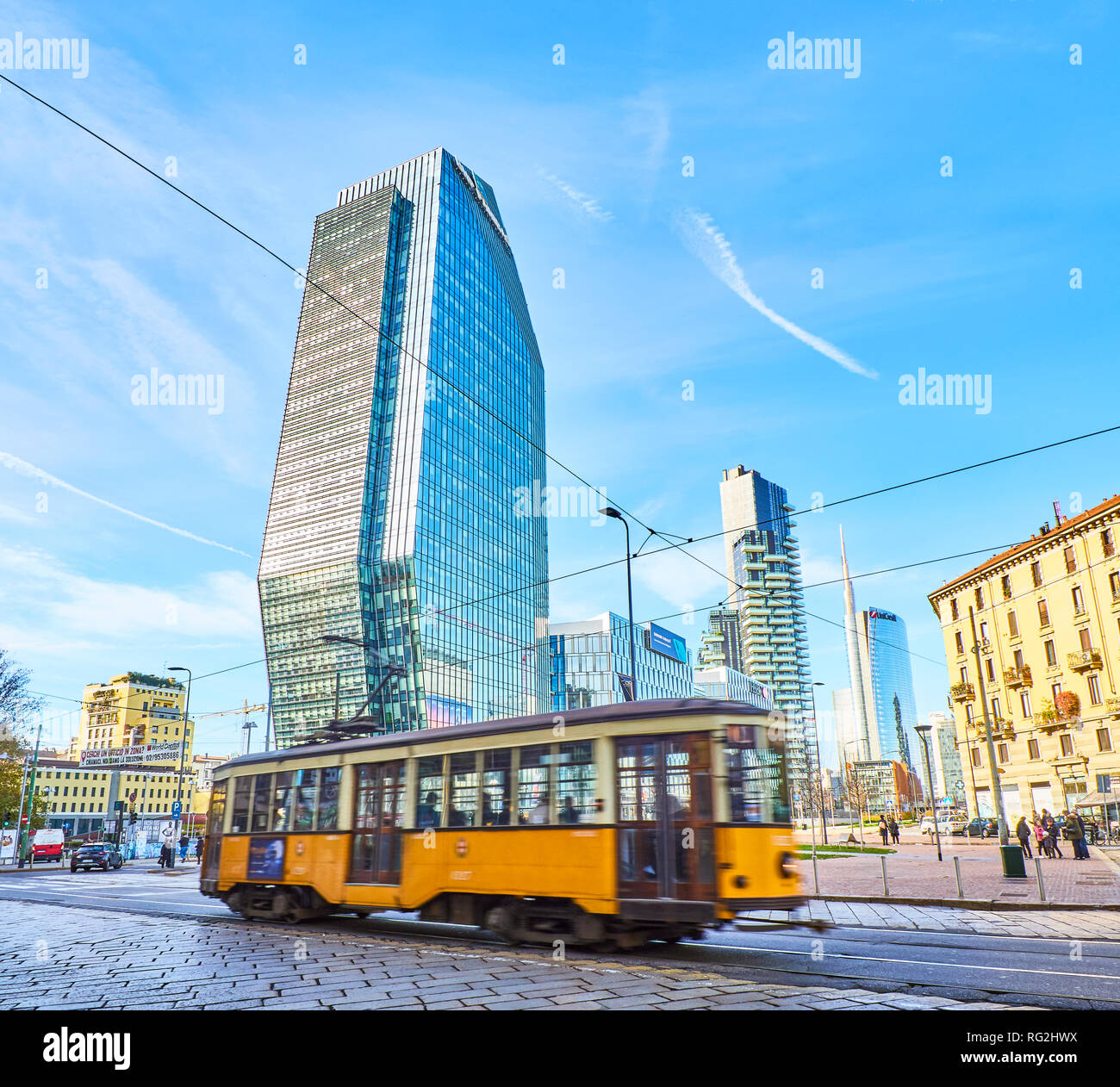 Une traversée de tramway Porta Nuova quartier des affaires avec le Diamond tour en arrière-plan. Vue de la Piazza San Gioachimo square. Milan, Lombardie, Italie. Banque D'Images