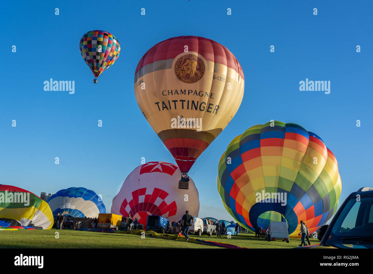 Ballons d'air chaud multicolores au départ de York Balloon Fiesta à Knavesmire, dans le North Yorkshire, en Angleterre, au Royaume-Uni. Banque D'Images