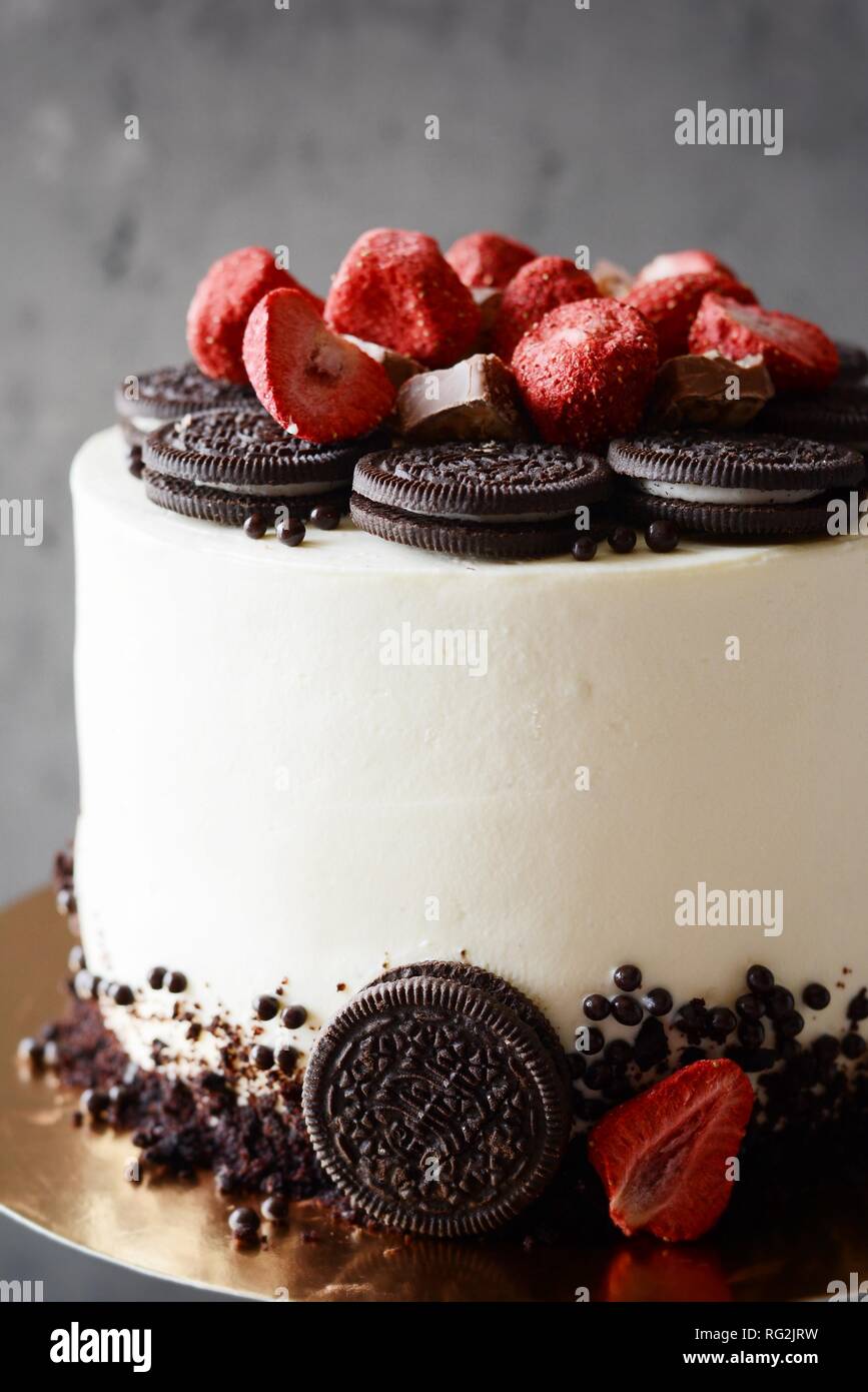 Creme Au Chocolat Avec Garniture De Fromage Et De Biscuits Oreo Cookies Au Chocolat Avec Des Fraises Sur Un Fond Sombre Grand Gateau Sur Un Noir En Bois C Photo Stock