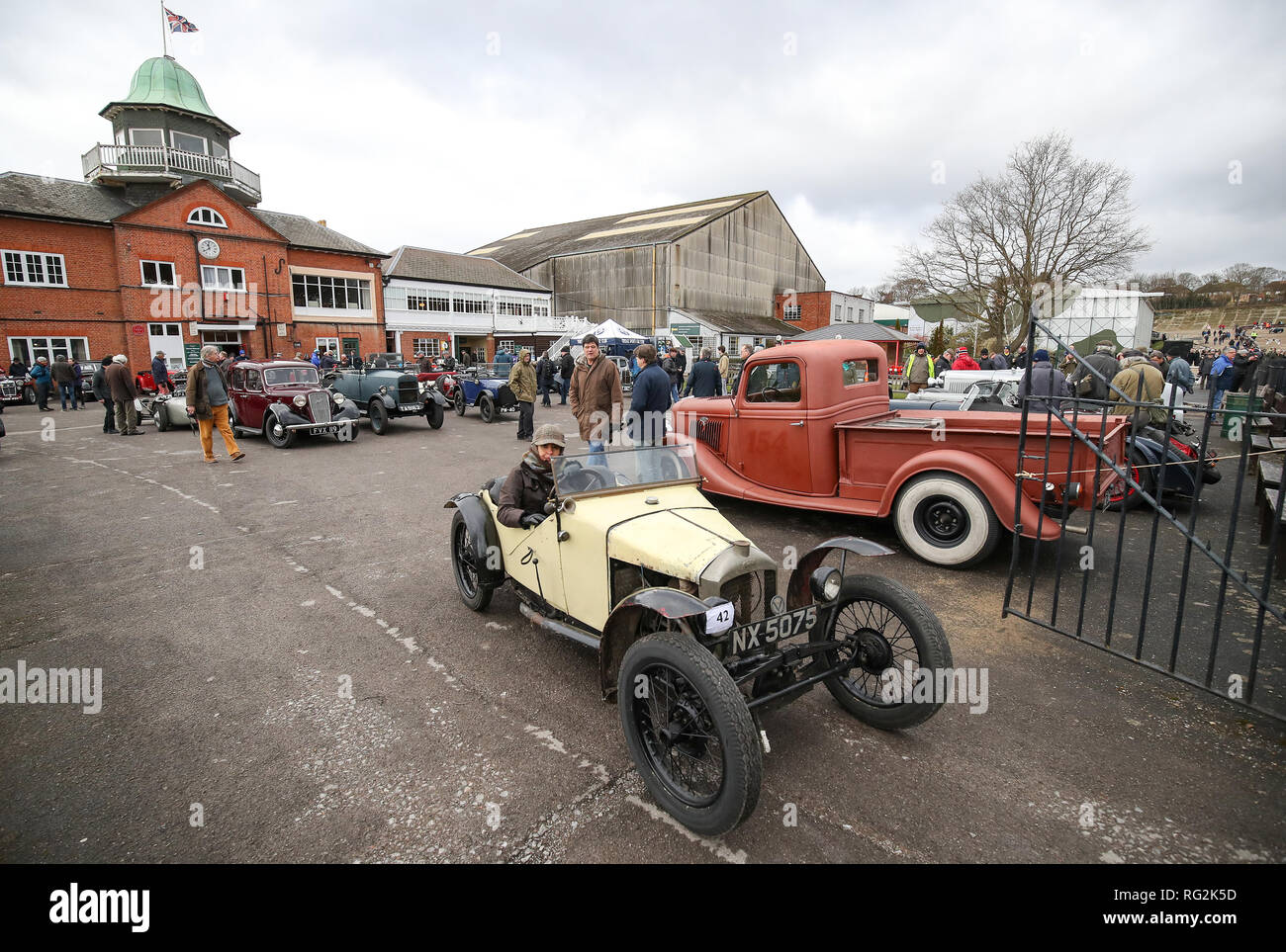 Un concurrent quitte le paddock en tant qu'elles participent dans la Vintage Sports-Car Club tests de conduite annuels à la Brooklands Museum à Weybridge, Surrey. Banque D'Images